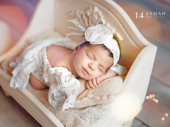ژست نوزاد در آتلیه کودک